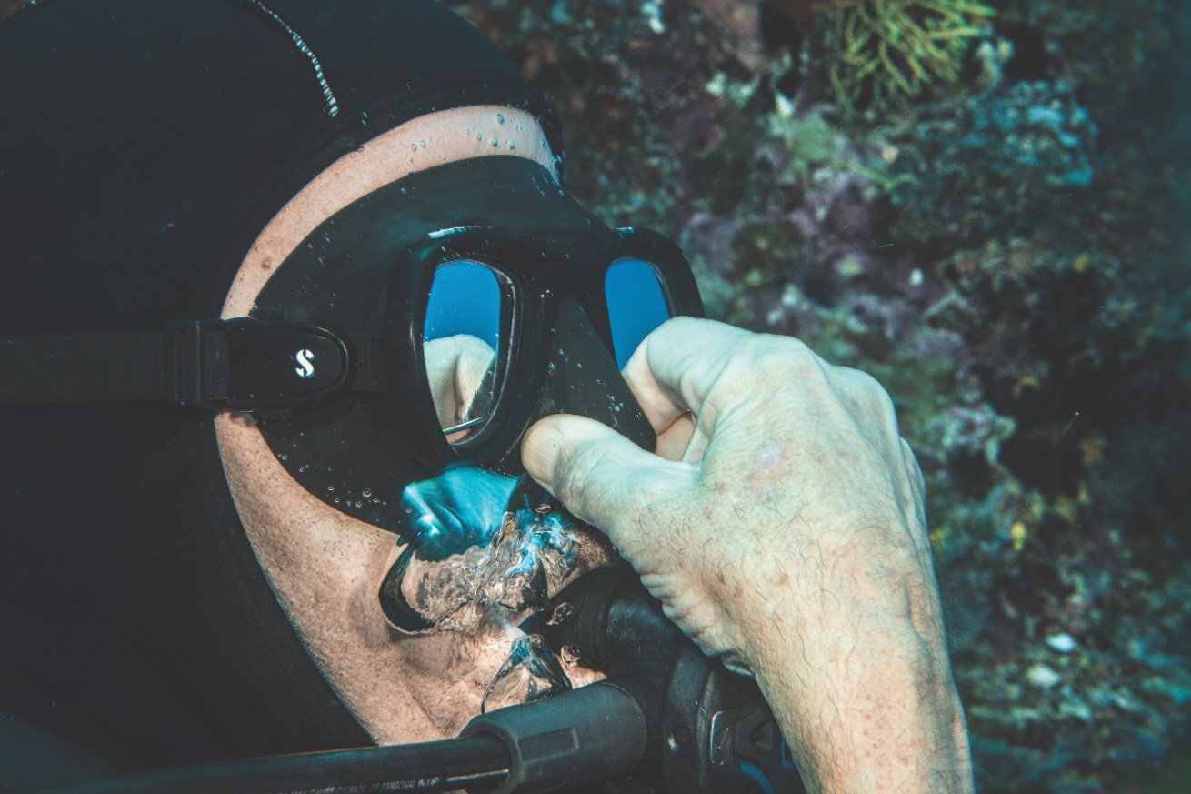 scuba diver pinching nose