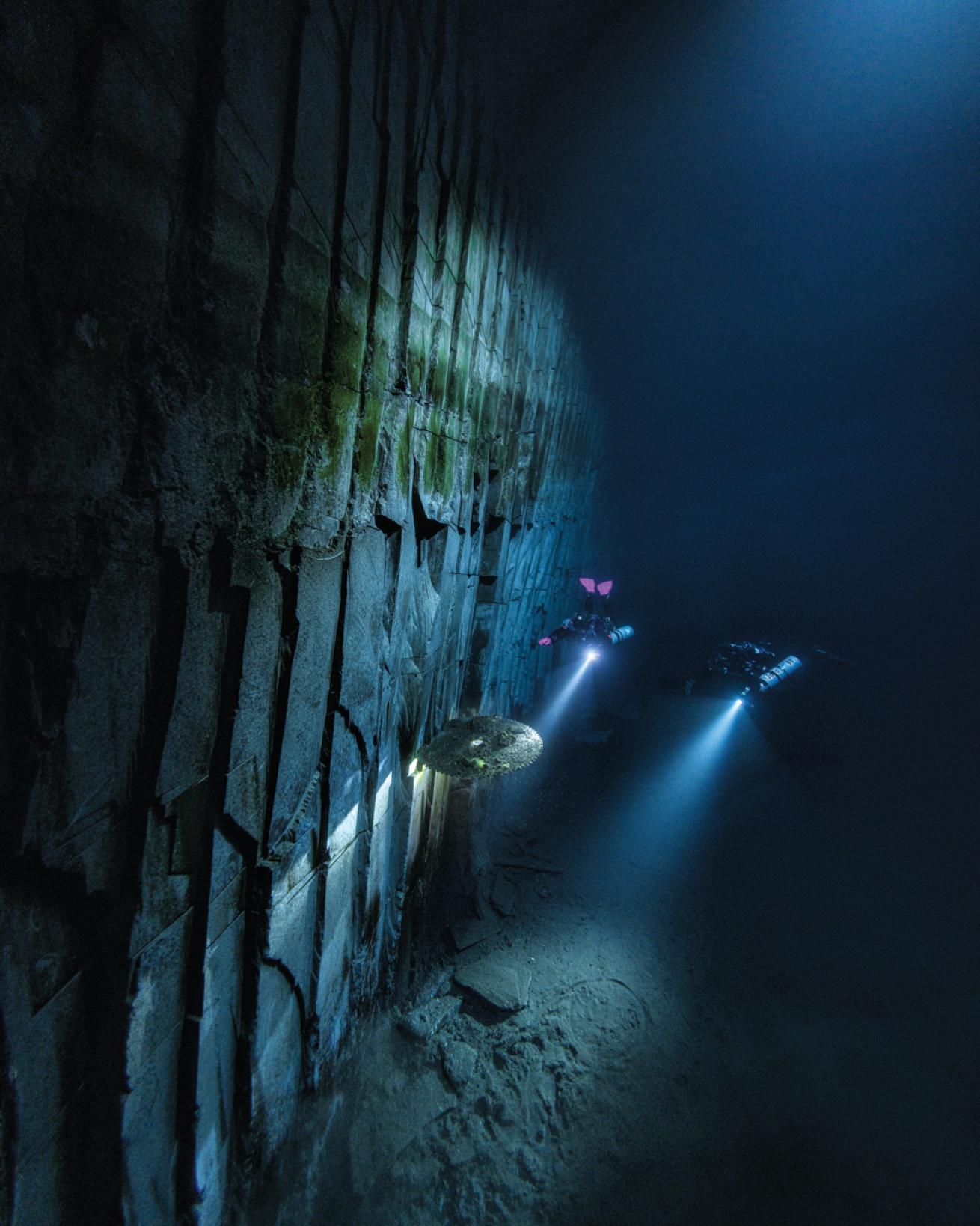 Wreck divers