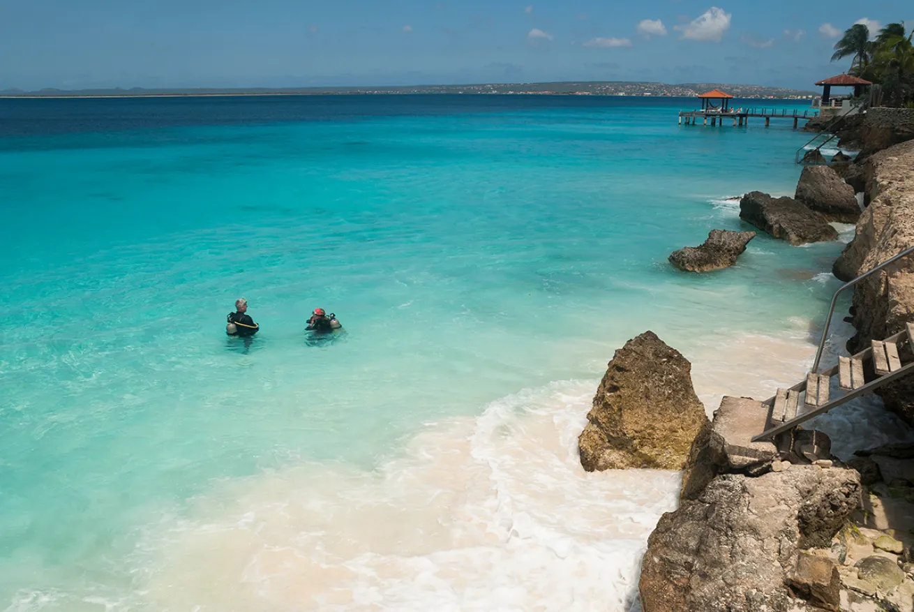 Divers shore entry
