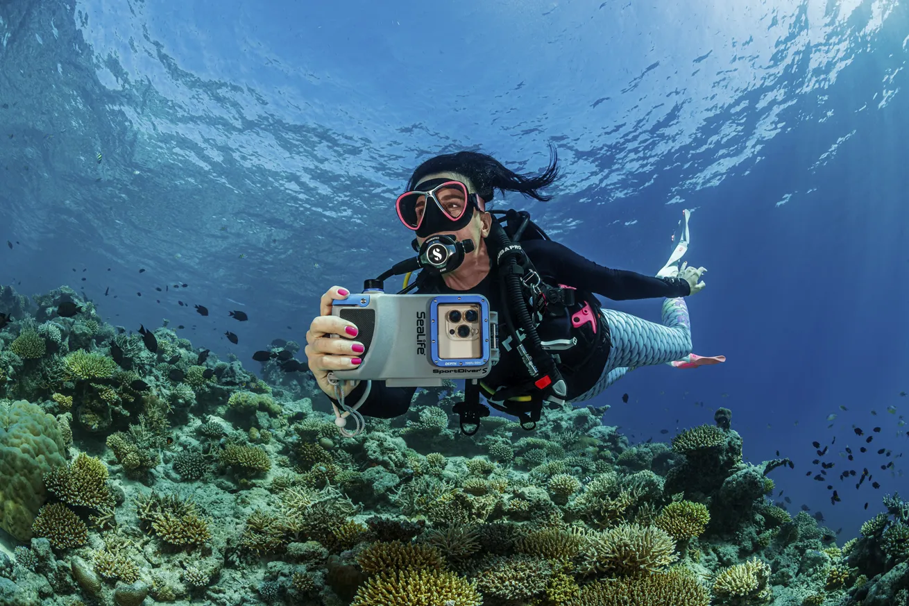 A diver uses the SeaLife Sport-Diver S to record the underwater landscape on a smartphone.