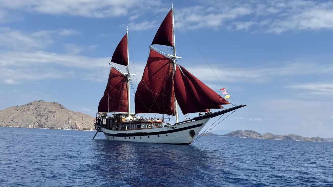 The wooden vessel Tiare is incredibly stable in rough waves, ensuring comfort for guests.