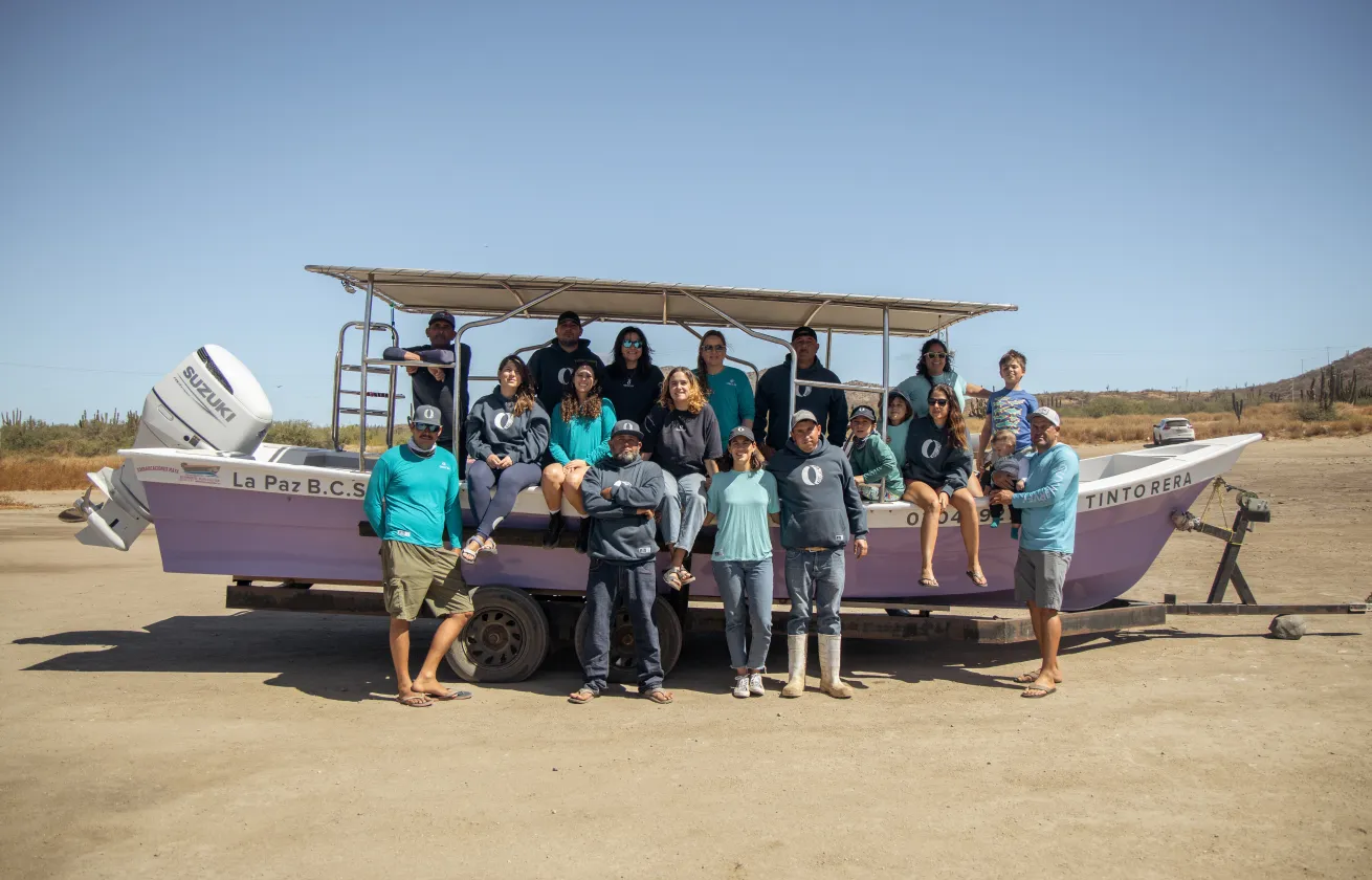 Shark fishermen and members of ORGCAS on the first boat of "Proyecto Tiburón": Tintorera.