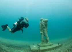 d_-diverwithstatues.jpg.webp