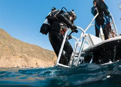 boat-diver-wear-layers-underwater-.jpg.webp