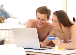 couple-online-shopping-beach-shutterstock-antonio-guillem.jpg.webp