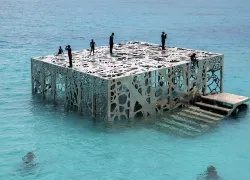 decaires-taylor-sculpture-maldives-.jpg.webp
