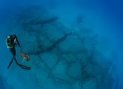 diver-ascending-with-trash-tobias-friedrich.jpg.webp