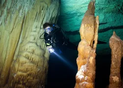 diver-bens-cave-grand-bahama-shutterstock-image-source-trading-ltd.jpg.webp