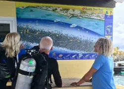 divers-inspect_buddy-house-reef-sign-web.jpg.webp