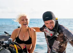 divers-laugh-bahamas-boat-padi.jpg.webp
