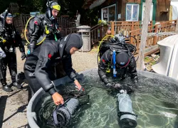 divers-rinsing-dpvs-annie-crawley.jpg.webp