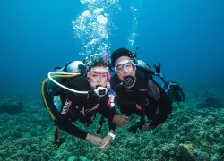 happy-couple-diving-daniel-tayenaka-padi.jpg.webp