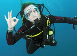 scu-diver-underwater-happy-face-ok.jpg.webp