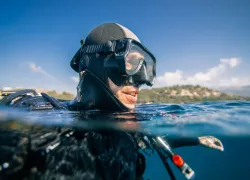 scuba-diver-at-sea-surface-picture-id.jpg.webp