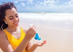woman-applying-sunscreen-hero-shutterstock-bernardo-emanuelle.png.webp