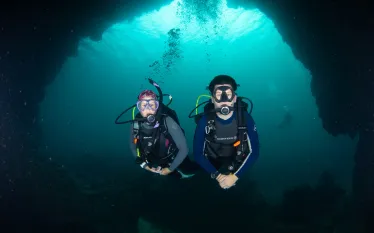 Photo_credit_Magnus Larsson_CarrieMillerandChrisTaylor_Carrie and Chris_Diving Cavern Ko Lanta Thailand.jpg.webp
