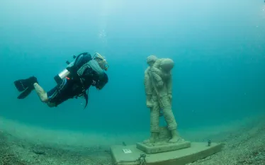 d_-diverwithstatues.jpg.webp