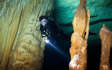 diver-bens-cave-grand-bahama-shutterstock-image-source-trading-ltd.jpg.webp