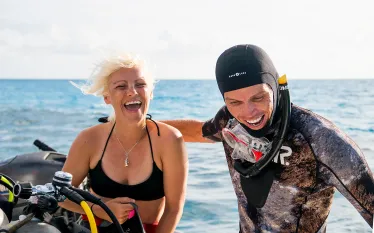 divers-laugh-bahamas-boat-padi.jpg.webp