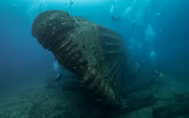 navytug_distant_divers.jpg.webp