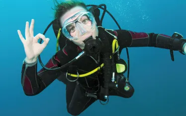 scu-diver-underwater-happy-face-ok.jpg.webp