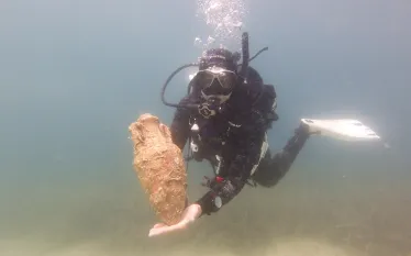 simke-underwater-holding-amphore-credit-kevin-garcia.png.webp