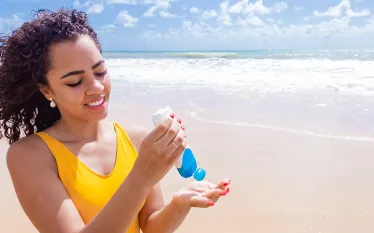 woman-applying-sunscreen-hero-shutterstock-bernardo-emanuelle.png.webp